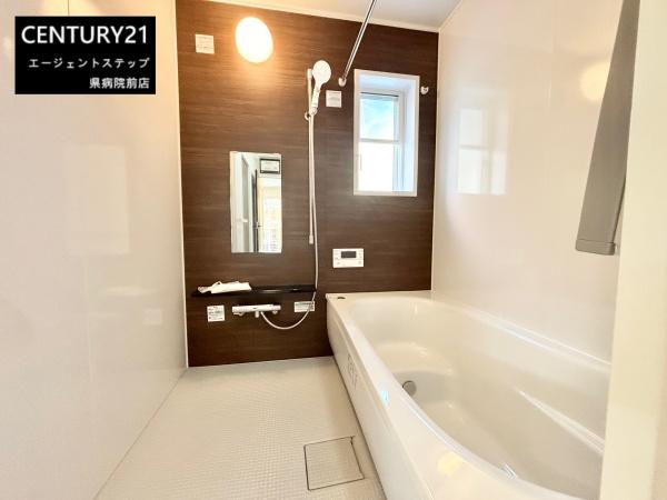 　バス　バスルームに窓があり快適です