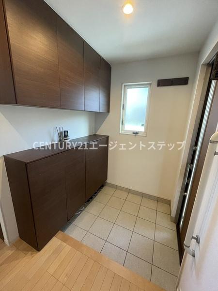 　玄関　玄関は収納豊富な空間です