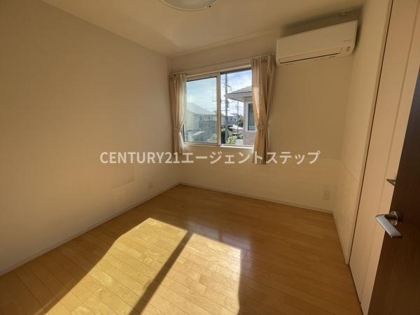 　洋室　窓付きの洋室が魅力です
