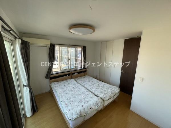 　寝室　窓のある寝室です