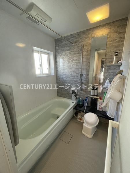 　バス　バスルームに窓があり快適です