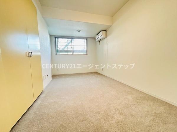 　寝室　窓付きの寝室が魅力です