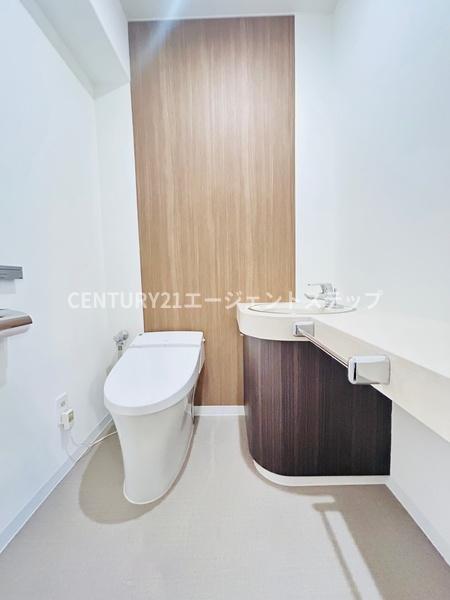 　トイレ　木目調のトイレが印象的です