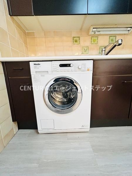　キッチン　ミーレ社製のドラム式洗濯機完備