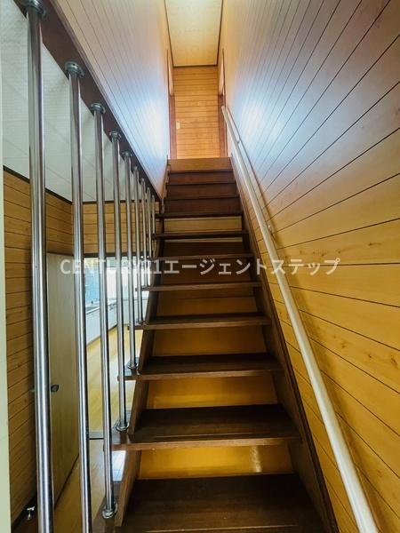 　その他内観　木目調の階段が魅力的です