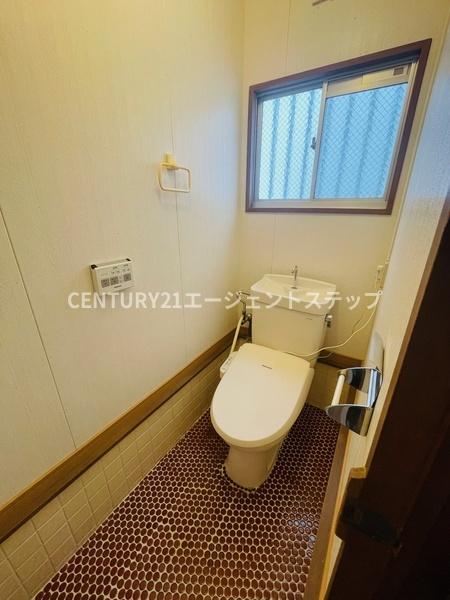 　トイレ　窓付きのトイレです