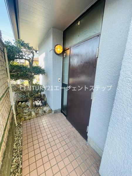　玄関　玄関はタイル敷きで印象的です