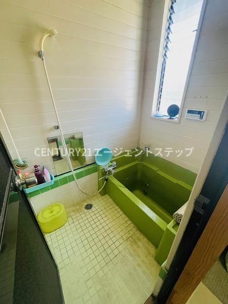 　バス　明るい窓付きのバスです