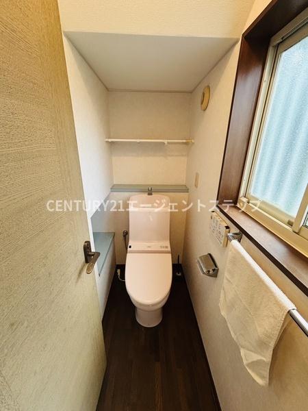 　トイレ　トイレに窓と収納棚付き