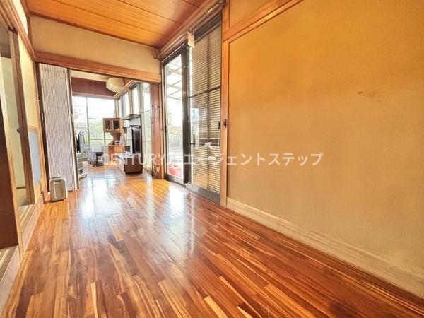 　その他内観　床が魅力の室内空間です