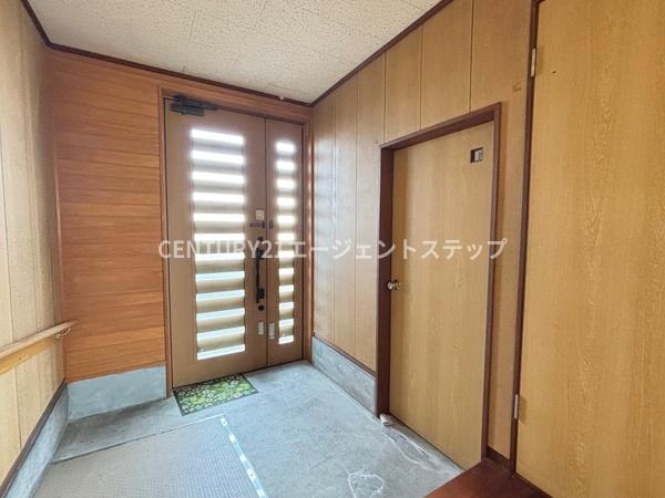 　玄関　木目が映える玄関です