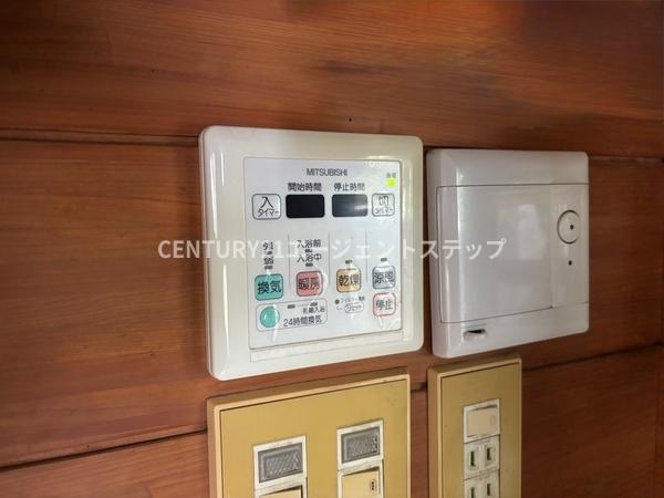 　その他　設備パネルが特徴的な壁面です