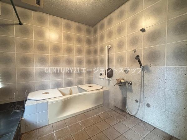 　バス　広々としたタイルのバスです