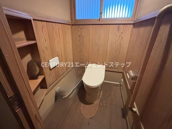 　トイレ　木の温かみを感じるトイレです