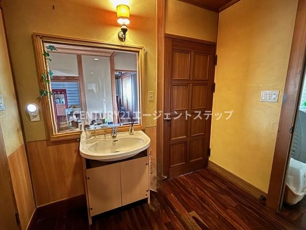 　洗面台・洗面所　木目調の洗面台が魅力の洗面所です