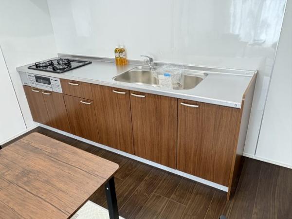 　キッチン　木目調のキッチンです