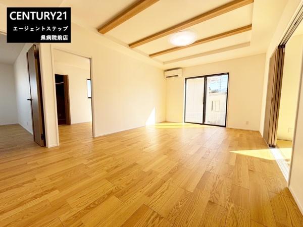 　リビング　リビングの開放感が魅力です