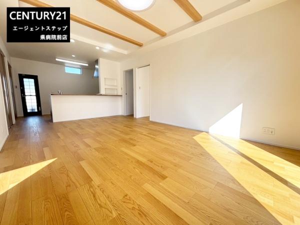 　リビング　リビングの開放感が際立ちます