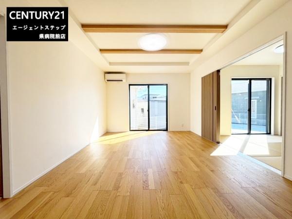 　リビング　リビングの明るさが魅力です