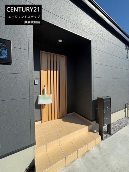 　玄関　玄関のデザインが印象的です