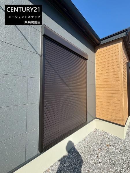 　その他現地　シャッター付き窓の外観です