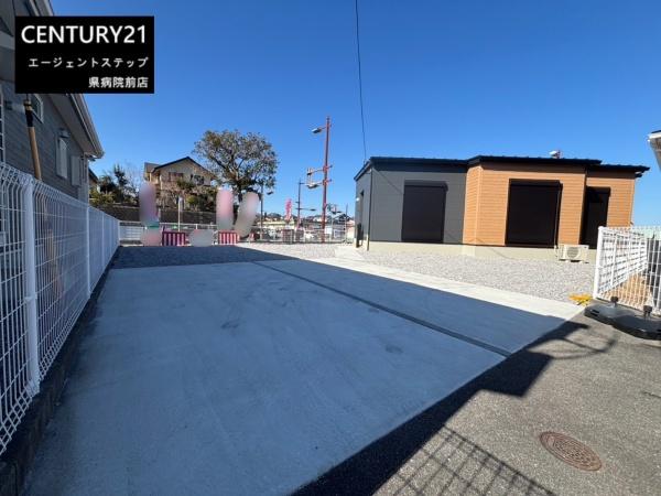 　駐車場　ゆとりのある駐車場スペースです