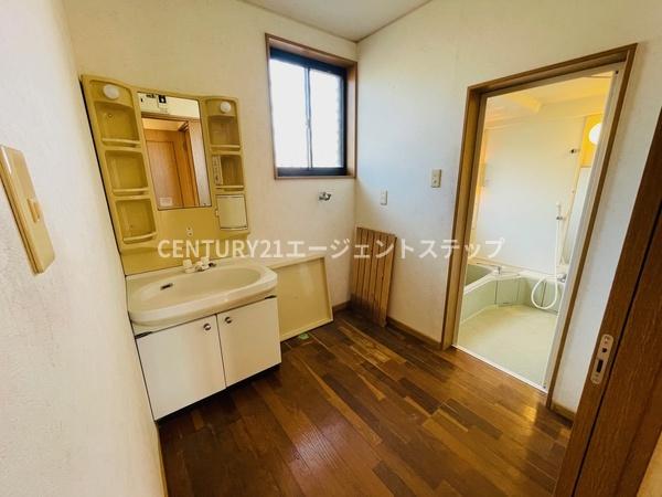 　洗面台・洗面所　明るい洗面台が特長です