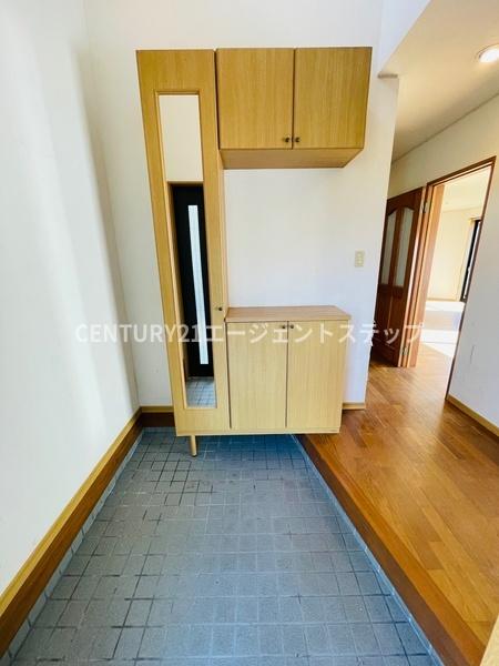 　玄関　玄関収納が便利です