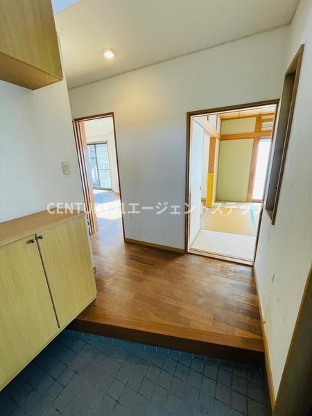 　玄関　玄関は明るく使いやすいです