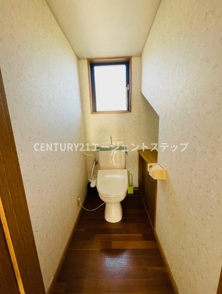 　トイレ　窓付きのトイレです