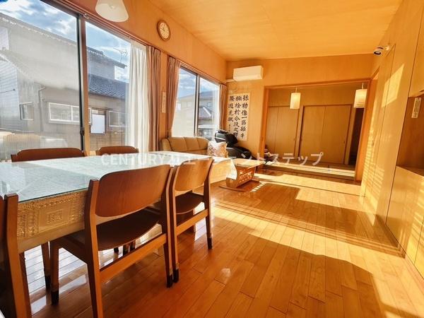 　リビング　明るい光が差し込むリビングです