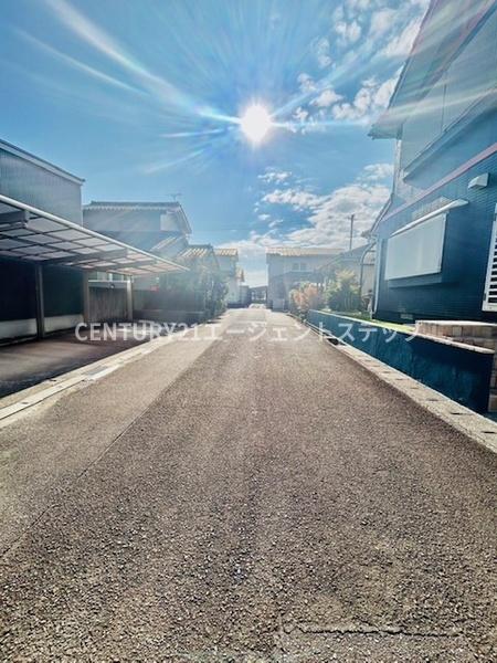 　前面道路含む現地写真　前面道路含む現地写真が印象的です