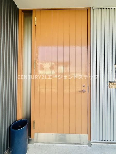　玄関　玄関ドアが明るい印象です