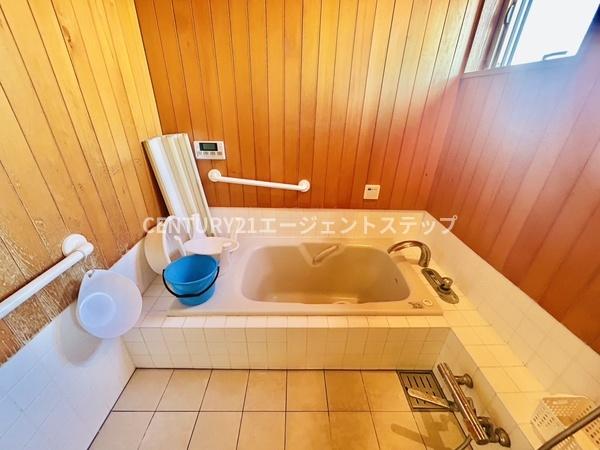 　バス　明るいバスが印象的です