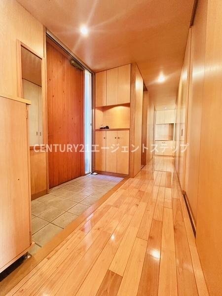 　その他内観　広々とした玄関廊下です