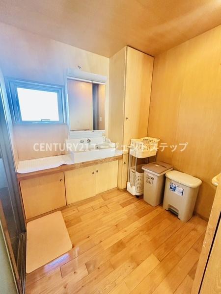 　洗面台・洗面所　木目調が魅力の洗面台・洗面所です