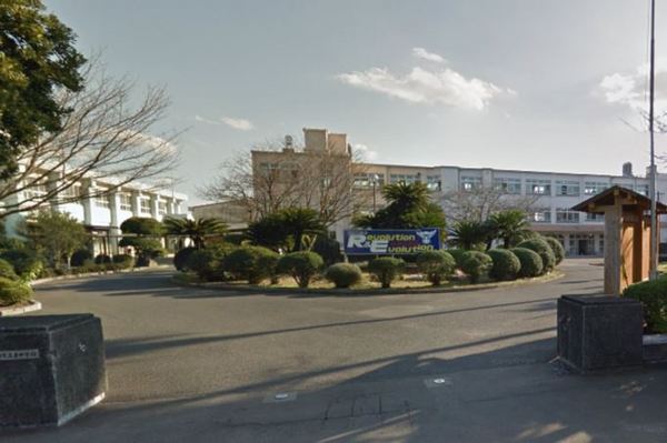 　西都市立妻中学校（中学校）／1359m　