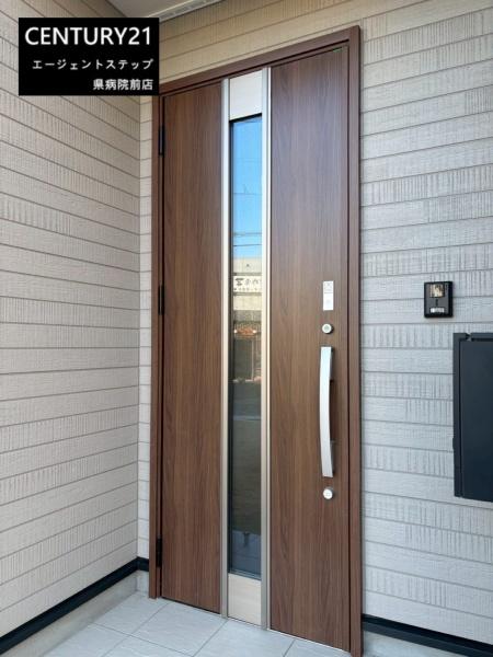 　玄関　玄関ドアが印象的な玄関です