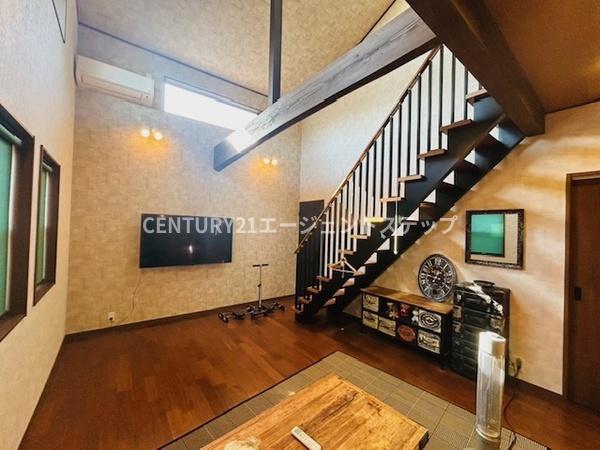 　リビング　リビングの吹き抜け空間が魅力です