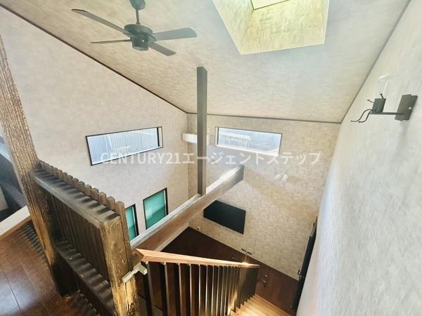 　その他内観　吹き抜けの階段スペースです