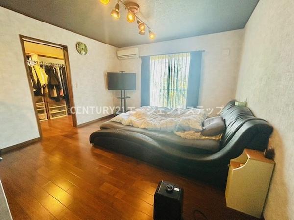 　寝室　明るく開放的な寝室空間です