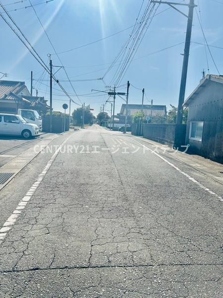 　前面道路含む現地写真　前面道路が広々としています