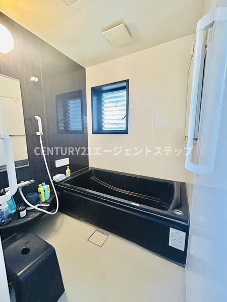 　バス　バスルームは換気窓付きです