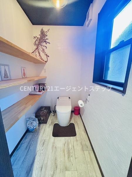 　トイレ　トイレに窓があり明るい空間です