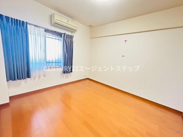 　洋室　洋室は明るい雰囲気です