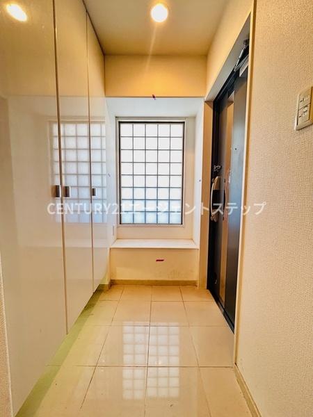 　玄関　玄関は光が差し込む明るい空間です