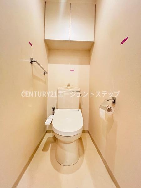 　トイレ　収納付きのトイレです