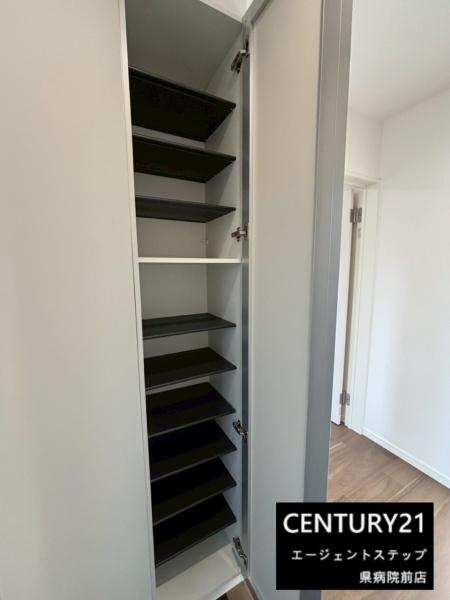 　収納　棚付きの収納スペースです