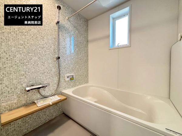 　バス　明るいバスが印象的です