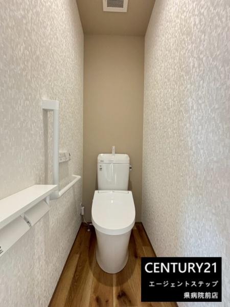 　トイレ　木目調の床が魅力のトイレです